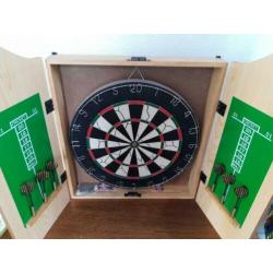 Dartbord in kast