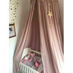 Massief houten brocante babykamer