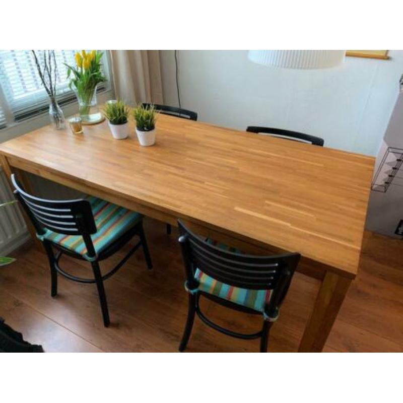 Houten eettafel (met stoelen)