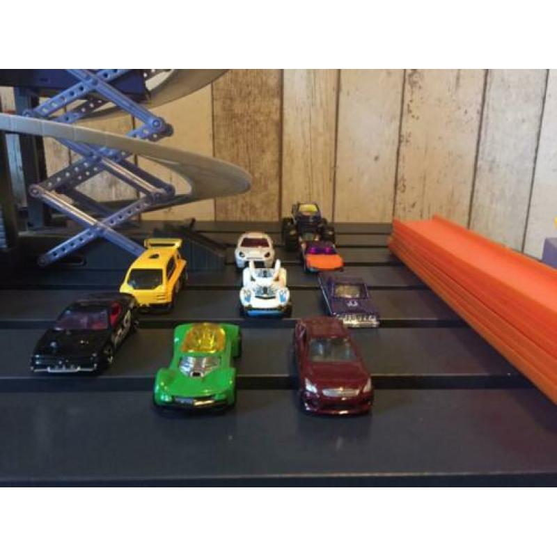 Hot Wheels garage en auto’s