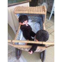 Oude brocante Kinderwagen van rotan met houten wielen