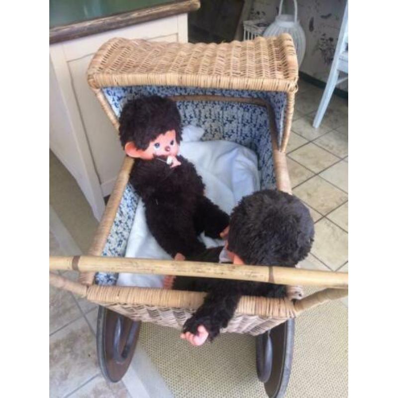 Oude brocante Kinderwagen van rotan met houten wielen