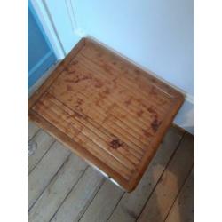 Plantentafel. Bijzettafel. bamboe tafeltje. 3 glaasjes