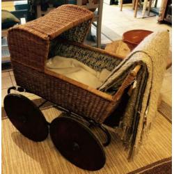 Oude brocante Kinderwagen van rotan met houten wielen
