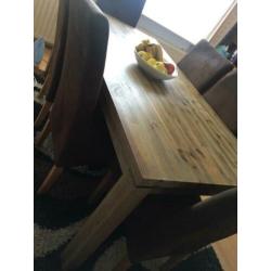 Eettafel met 6 eetstoelen