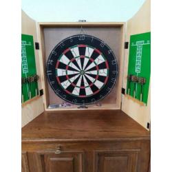 Dartbord in kast