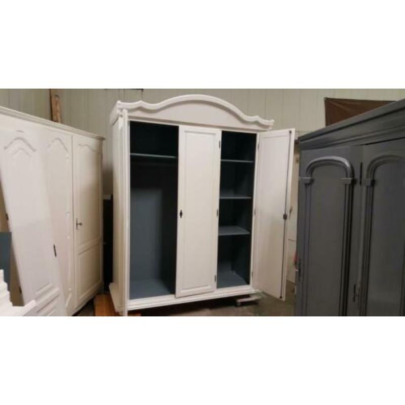 Brocante houten linnenkasten, kledingkasten garderobe kasten