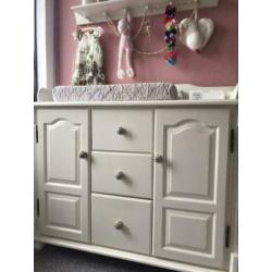 Massief houten brocante babykamer