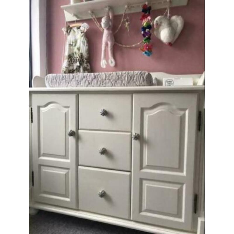 Massief houten brocante babykamer