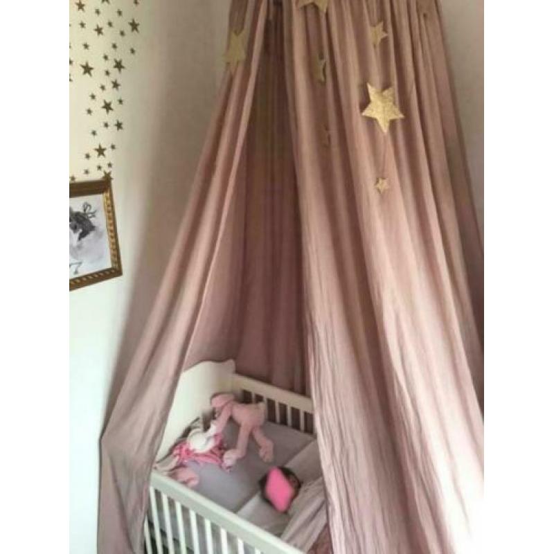 Massief houten brocante babykamer