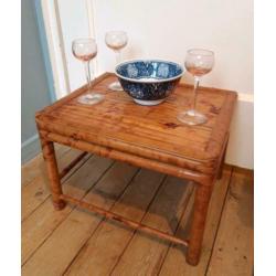Plantentafel. Bijzettafel. bamboe tafeltje. 3 glaasjes