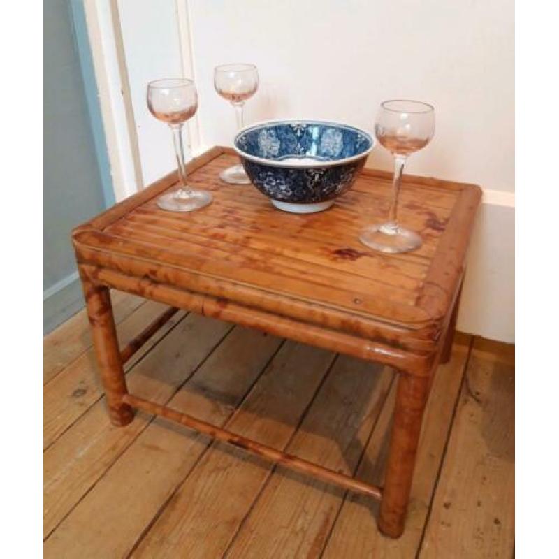 Plantentafel. Bijzettafel. bamboe tafeltje. 3 glaasjes