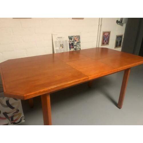 Uitschuifbare eettafel