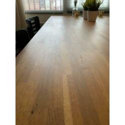 Houten eettafel (met stoelen)