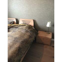 Bed 180x200 en nachtkastjes