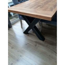 Super mooie houten eettafel met zwarte stalen kruispoot