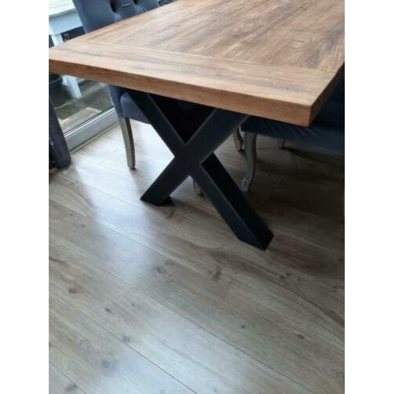Super mooie houten eettafel met zwarte stalen kruispoot