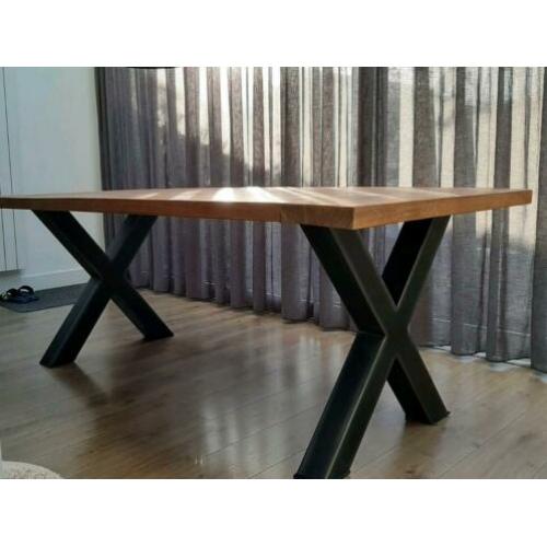 Super mooie houten eettafel met zwarte stalen kruispoot