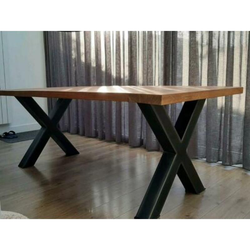 Super mooie houten eettafel met zwarte stalen kruispoot