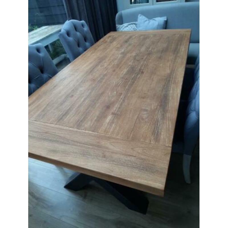 Super mooie houten eettafel met zwarte stalen kruispoot