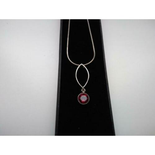 Ketting met zilveren hanger met rood steentje