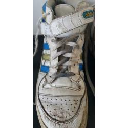 Afgedragen leren Adidas sneakers