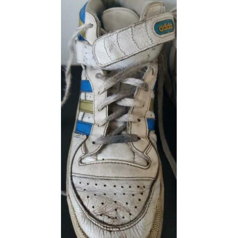 Afgedragen leren Adidas sneakers