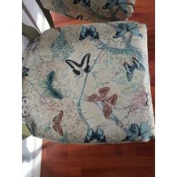 Houten, groengrijze stoelen met vlindermotief op zitting