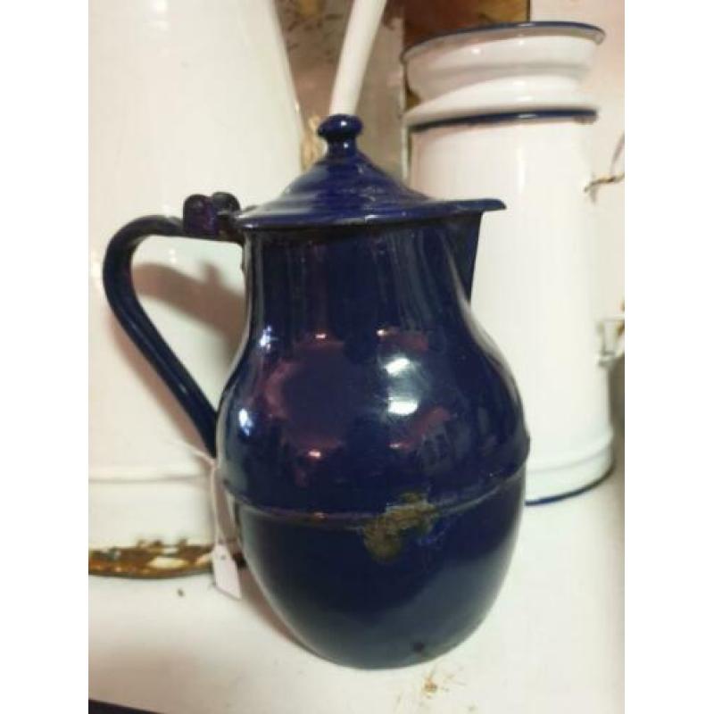 Donker blauw emaille koffiepot, theepot