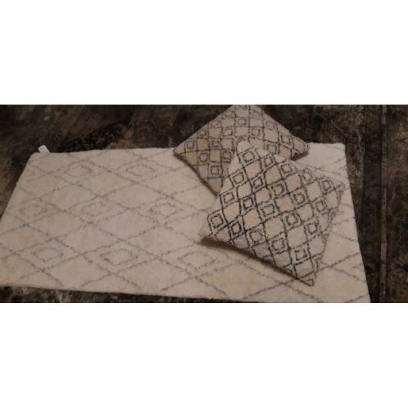 2 kussens met vloerkleedje