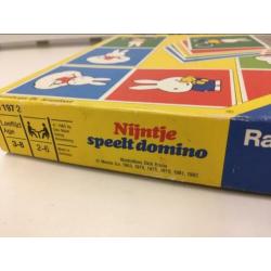 Nijntje speelt domino in doos