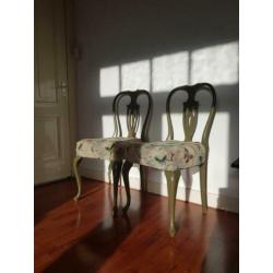 Houten, groengrijze stoelen met vlindermotief op zitting