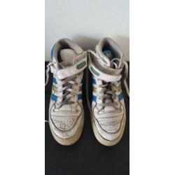Afgedragen leren Adidas sneakers