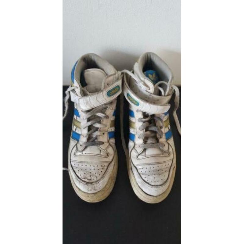 Afgedragen leren Adidas sneakers