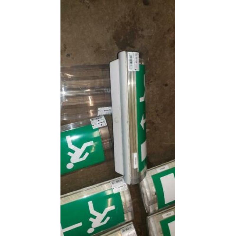 aantal noodverlichting armaturen met en zonder pictogram