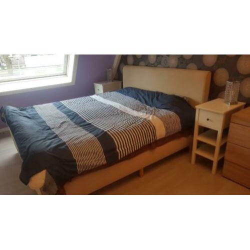 Boxspring, Bed, Kast, TV Meubel, Kamer