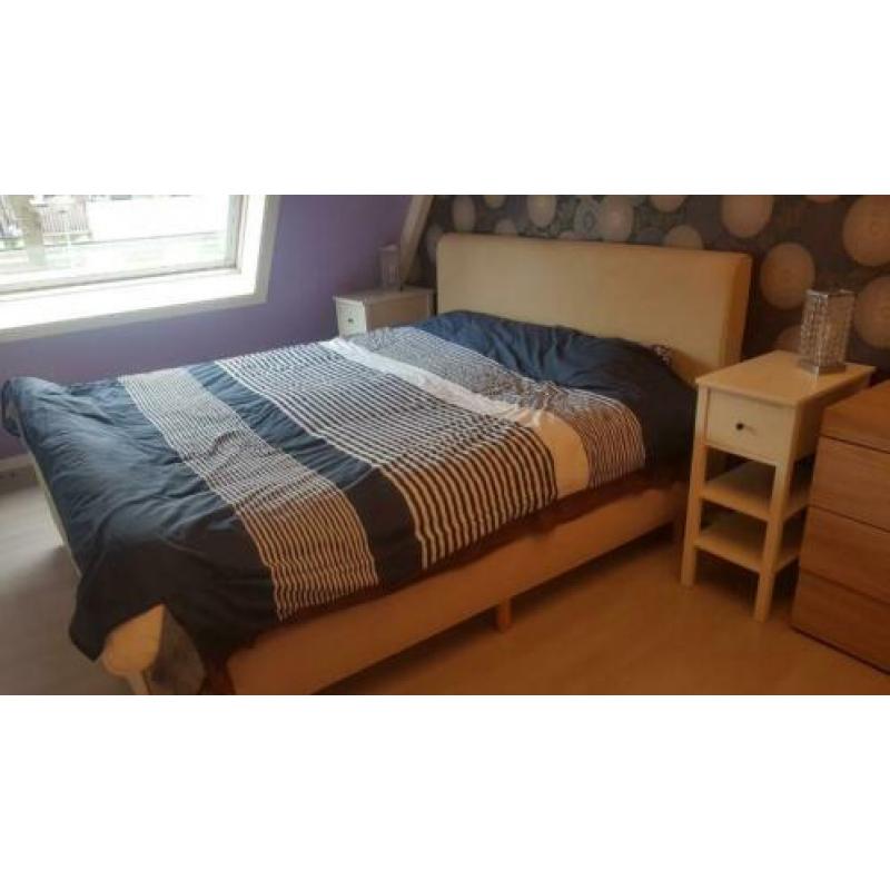 Boxspring, Bed, Kast, TV Meubel, Kamer