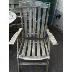 Oude tuinset, tafel en twee stoelen