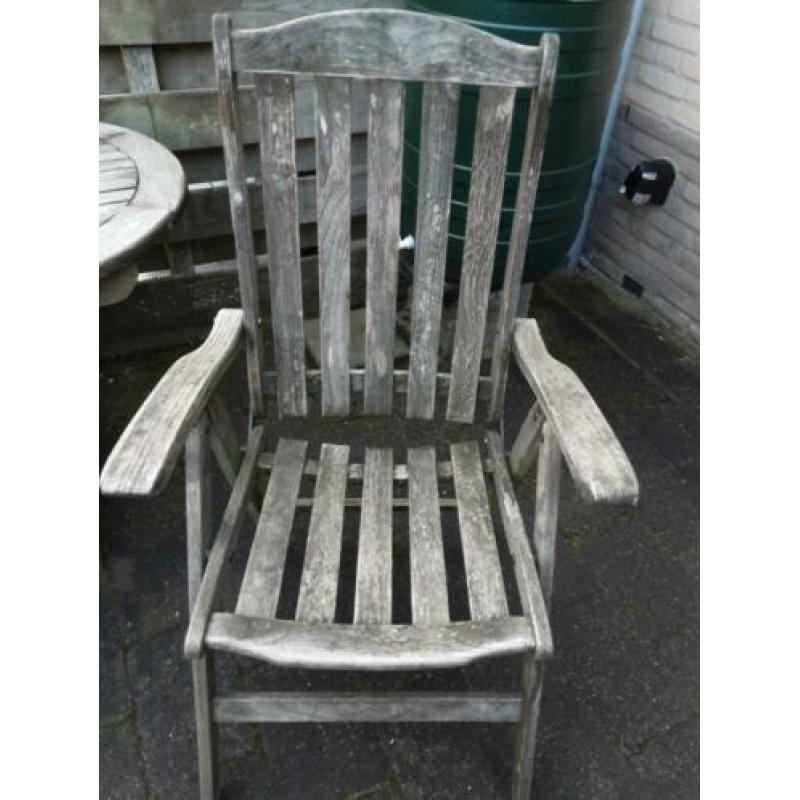 Oude tuinset, tafel en twee stoelen