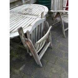 Oude tuinset, tafel en twee stoelen