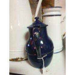 Donker blauw emaille koffiepot, theepot