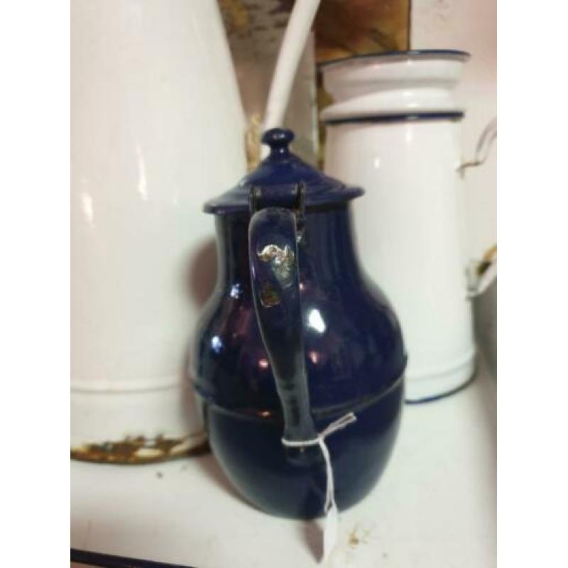 Donker blauw emaille koffiepot, theepot