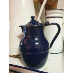 Donker blauw emaille koffiepot, theepot