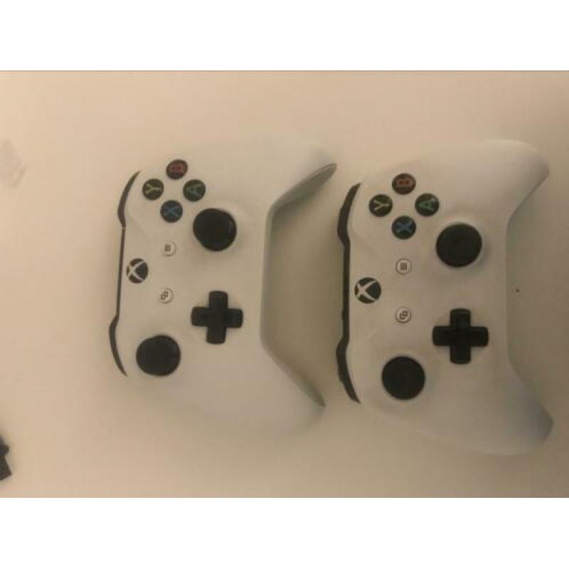 2 witte xbox one controllers