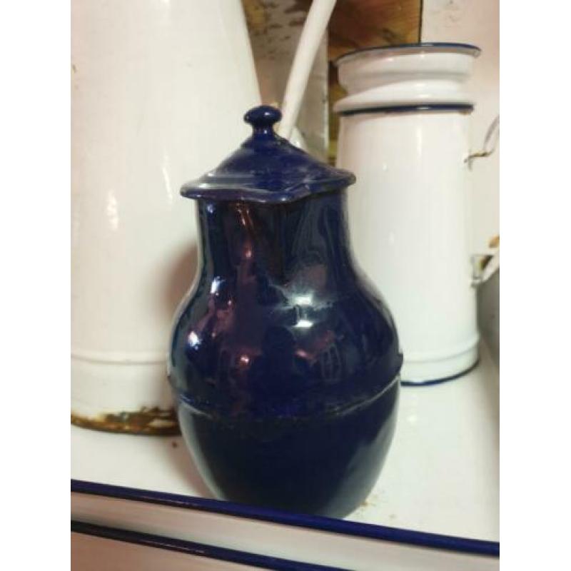 Donker blauw emaille koffiepot, theepot