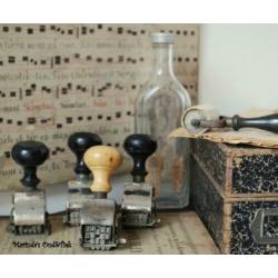 brocante oude datum stempels / stempel 17,50 euro per stuk