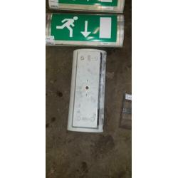 aantal noodverlichting armaturen met en zonder pictogram