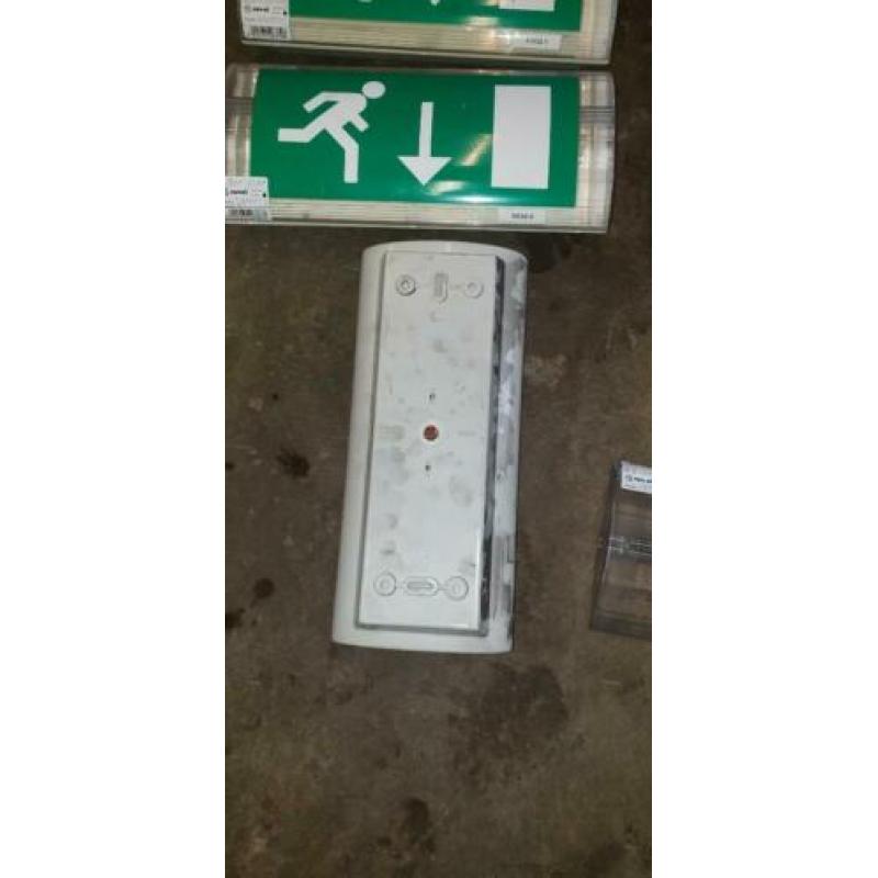 aantal noodverlichting armaturen met en zonder pictogram