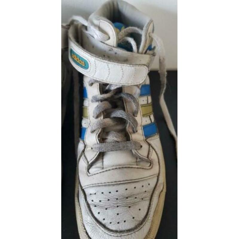 Afgedragen leren Adidas sneakers