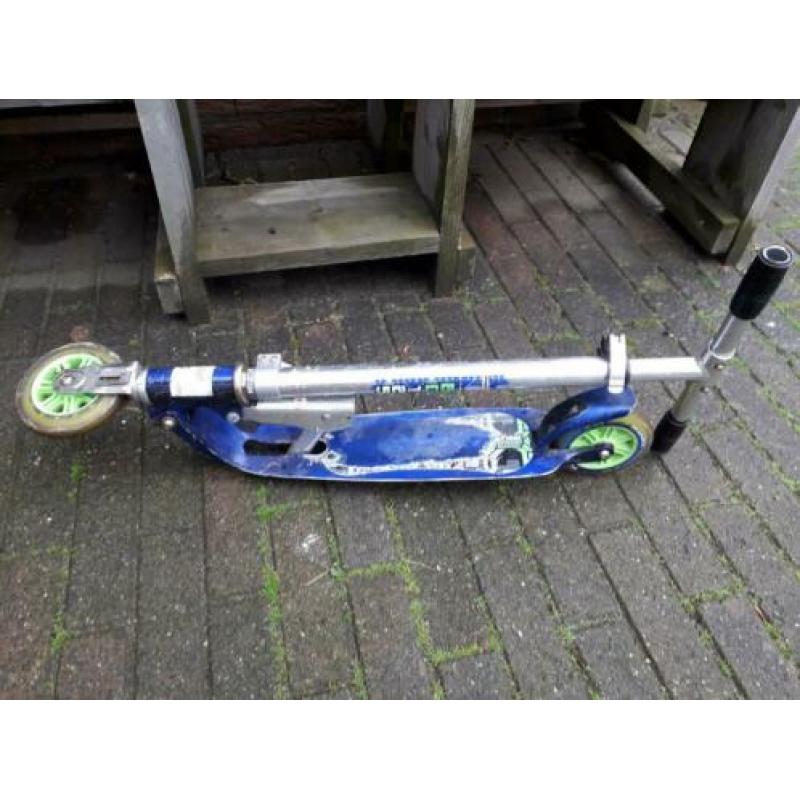 Blauwe gebruikte inklapbare step